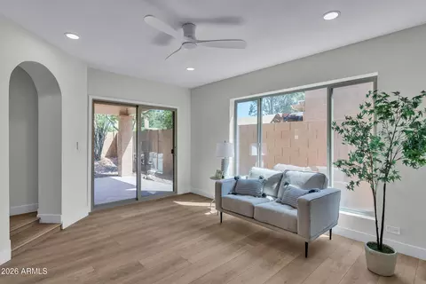 Living - 1010 E Lois Ln, Phoenix, AZ 85020 photo 2 of 2