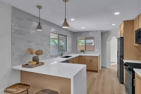 Kitchen - 1010 E Lois Ln, Phoenix, AZ 85020 photo 2 of 3