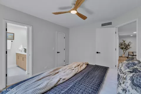 Bedroom - 1010 E Lois Ln, Phoenix, AZ 85020 photo 4 of 4
