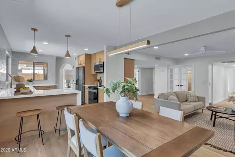 Dining - 1010 E Lois Ln, Phoenix, AZ 85020 photo 2 of 2