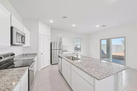 Kitchen - 6427 S 78th Ln, Phoenix, AZ 85043 photo 6 of 7