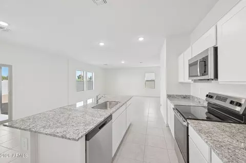 Kitchen - 6427 S 78th Ln, Phoenix, AZ 85043 photo 4 of 7