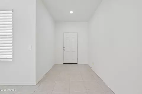 Entry Way - 6427 S 78th Ln, Phoenix, AZ 85043 photo 3 of 4