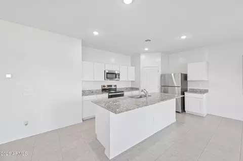 Kitchen - 6427 S 78th Ln, Phoenix, AZ 85043 photo 3 of 7