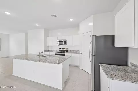 Kitchen - 6427 S 78th Ln, Phoenix, AZ 85043 photo 2 of 7