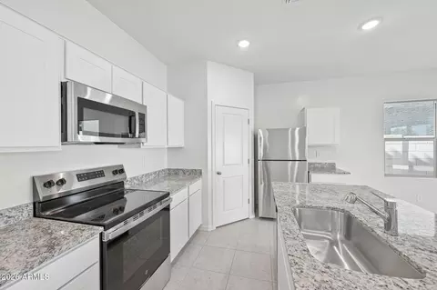 Kitchen - 6427 S 78th Ln, Phoenix, AZ 85043 photo 5 of 7