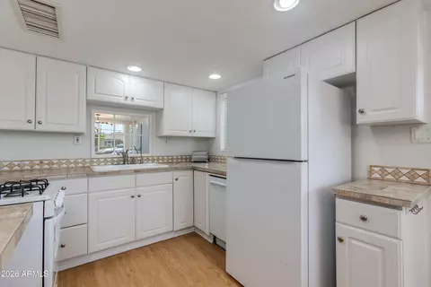 Kitchen - 4440 E Campbell Ave, Phoenix, AZ 85018 photo 2 of 2