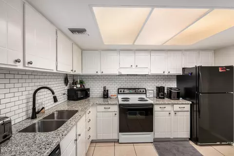 Kitchen - 4201 E Camelback Rd #15, Phoenix, AZ 85018 photo 1 of 3