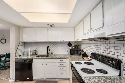 Kitchen - 4201 E Camelback Rd #15, Phoenix, AZ 85018 photo 3 of 3