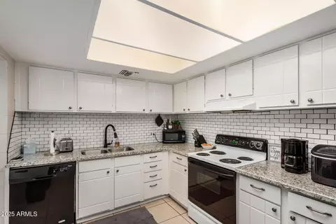 Kitchen - 4201 E Camelback Rd #15, Phoenix, AZ 85018 photo 2 of 3