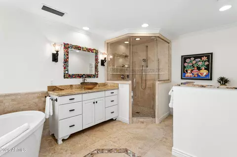 Bath - 2140 E Solano Dr, Phoenix, AZ 85016 photo 2 of 6