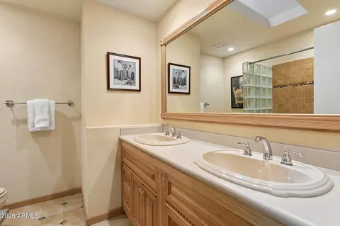 Bath - 2140 E Solano Dr, Phoenix, AZ 85016 photo 5 of 6