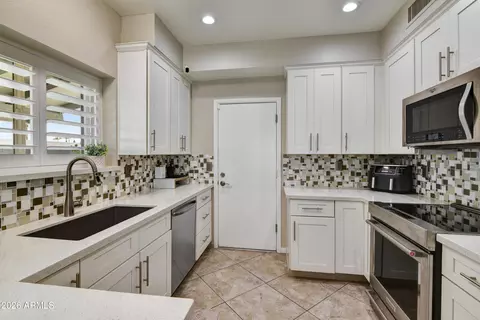 Kitchen - 4413 E Bluefield Ave, Phoenix, AZ 85032 photo 3 of 4