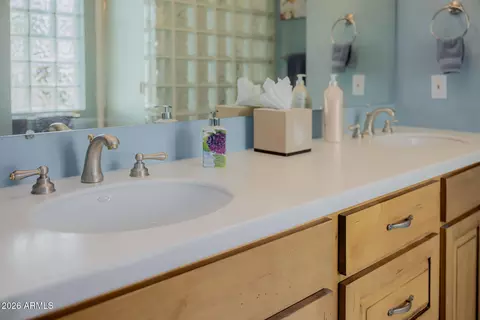Bath - 4942 E Whitton Ave, Phoenix, AZ 85018 photo 10 of 11