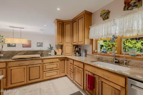 Kitchen - 4942 E Whitton Ave, Phoenix, AZ 85018 photo 6 of 9