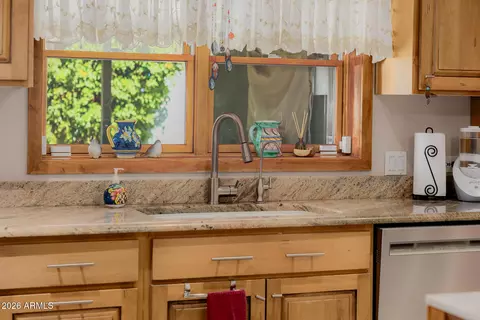 Kitchen - 4942 E Whitton Ave, Phoenix, AZ 85018 photo 7 of 9