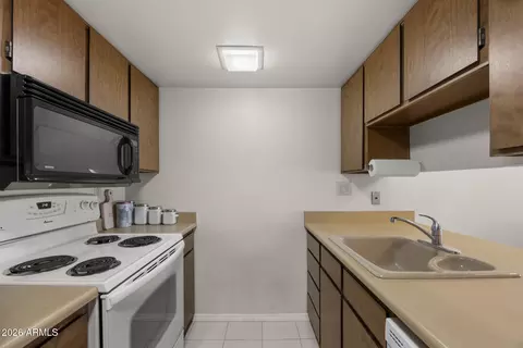 Kitchen - 3033 E Devonshire Ave #3015, Phoenix, AZ 85016 photo 2 of 2