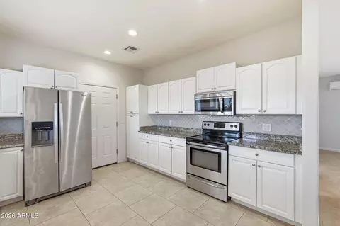 Kitchen - 1651 S Prospectors Rd, Apache Junction, AZ 85119 photo 1 of 4