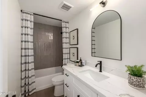 Bath - 2825 E Campbell Ave, Phoenix, AZ 85016 photo 2 of 3