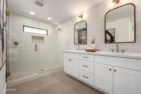 Bath - 2825 E Campbell Ave, Phoenix, AZ 85016 photo 1 of 3