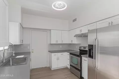 Kitchen - 4437 E Bluefield Ave, Phoenix, AZ 85032 photo 4 of 5