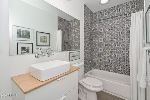 Bath - 2109 E Virginia Ave, Phoenix, AZ 85006 photo 4 of 5
