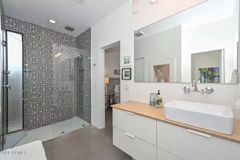 Bath - 2109 E Virginia Ave, Phoenix, AZ 85006 photo 1 of 5