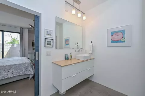Bath - 2109 E Virginia Ave, Phoenix, AZ 85006 photo 2 of 5