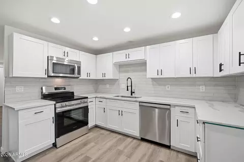 Kitchen - 3620 E Ludlow Dr, Phoenix, AZ 85032 photo 3 of 4