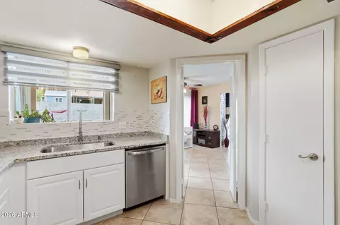 Kitchen - 506 E Kerry Ln, Phoenix, AZ 85024 photo 4 of 5