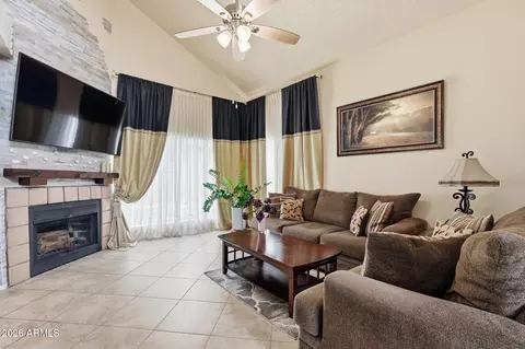 Living - 506 E Kerry Ln, Phoenix, AZ 85024 photo 2 of 3