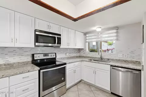 Kitchen - 506 E Kerry Ln, Phoenix, AZ 85024 photo 2 of 5