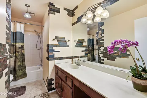 Bath - 506 E Kerry Ln, Phoenix, AZ 85024 photo 4 of 5