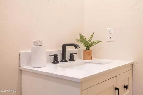 Bath - 809 E Sheridan St, Phoenix, AZ 85006 photo 7 of 7