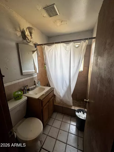 Bath - 3315 E Oak St, Phoenix, AZ 85008 photo 1 of 3