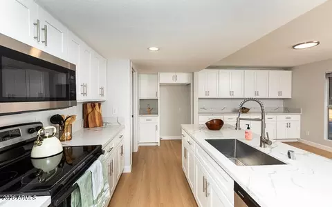 Kitchen - 974 W Sotol Loop, Miami, AZ 85539 photo 6 of 7