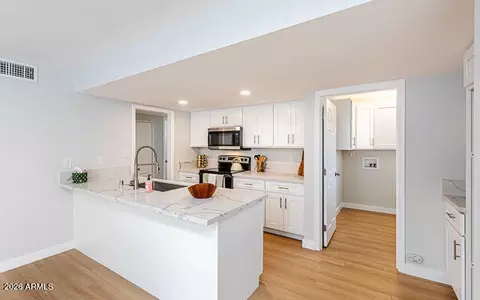 Kitchen - 974 W Sotol Loop, Miami, AZ 85539 photo 2 of 7