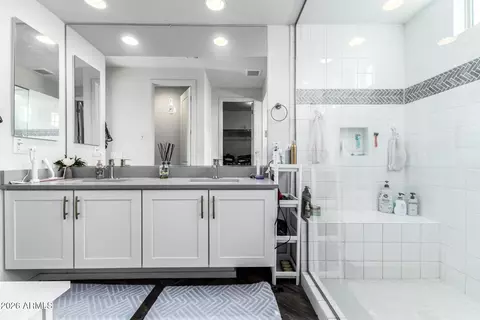 Bath - 3557 E Tina Dr, Phoenix, AZ 85050 photo 2 of 5