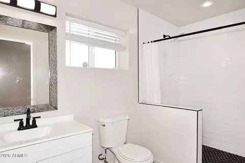 Bath - 2002 W Turney Ave, Phoenix, AZ 85015 photo 1 of 6