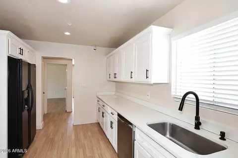 Kitchen - 2002 W Turney Ave, Phoenix, AZ 85015 photo 4 of 5
