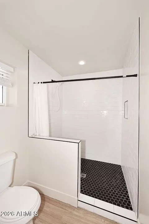 Bath - 2002 W Turney Ave, Phoenix, AZ 85015 photo 2 of 6
