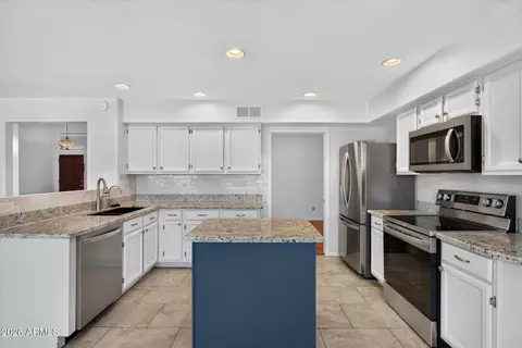 Kitchen - 4719 E Rockledge Rd, Phoenix, AZ 85044 photo 6 of 8