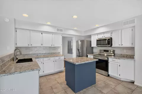 Kitchen - 4719 E Rockledge Rd, Phoenix, AZ 85044 photo 4 of 8