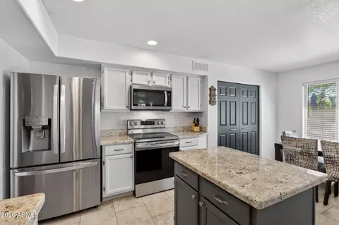 Kitchen - 4719 E Rockledge Rd, Phoenix, AZ 85044 photo 4 of 7