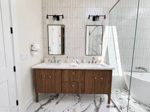 Bath - 4048 Edgemont Ave, Phoenix, AZ 85008 photo 5 of 10