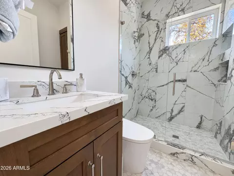 Bath - 4048 Edgemont Ave, Phoenix, AZ 85008 photo 9 of 10