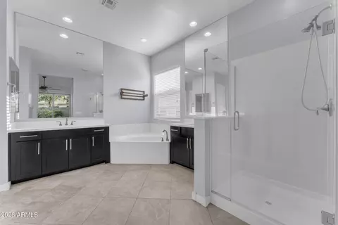 Bath - 3926 E Cassia Ln, Gilbert, AZ 85298 photo 2 of 3