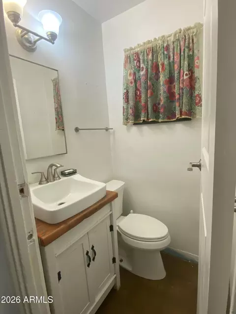 Bath - 2831 N 33rd Pl, Phoenix, AZ 85008 photo 1 of 3