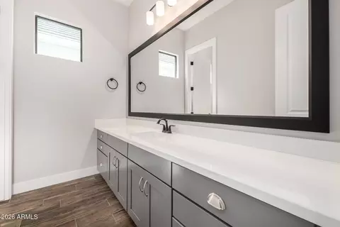 Bath - 9818 S 7th Pl, Phoenix, AZ 85042 photo 4 of 4