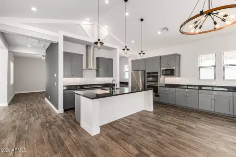Kitchen - 9818 S 7th Pl, Phoenix, AZ 85042 photo 1 of 2